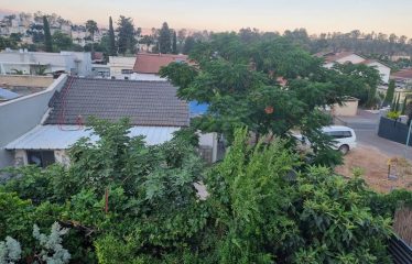 Vacation accommodation in a private house with a large yard in the center of Kiryat Shmona