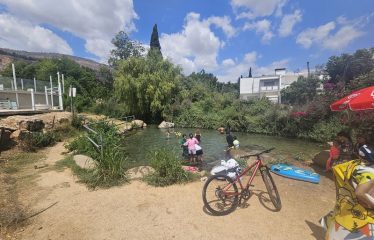 Vacation accommodation in a private house with a large yard in the center of Kiryat Shmona